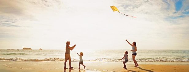 cropped-Family-kite-beach.jpg